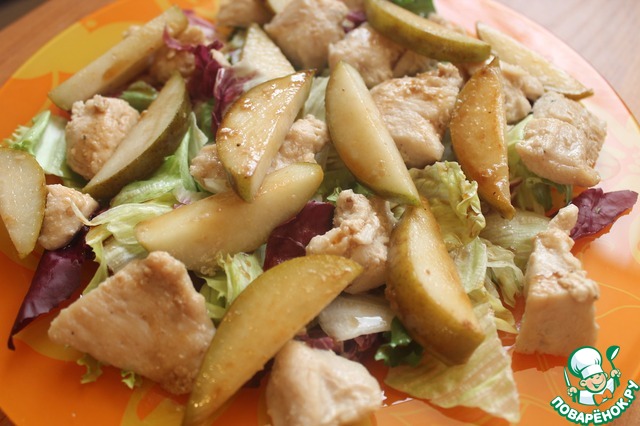 Salad with chicken and pear
