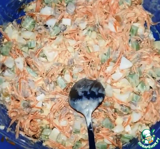 Salad with smoked chicken and carrots