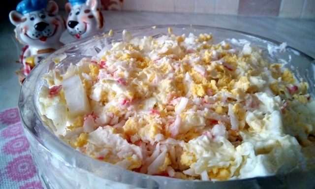 Layered salad with seaweed