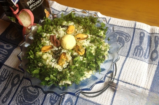Рисовый салат с морепродуктами