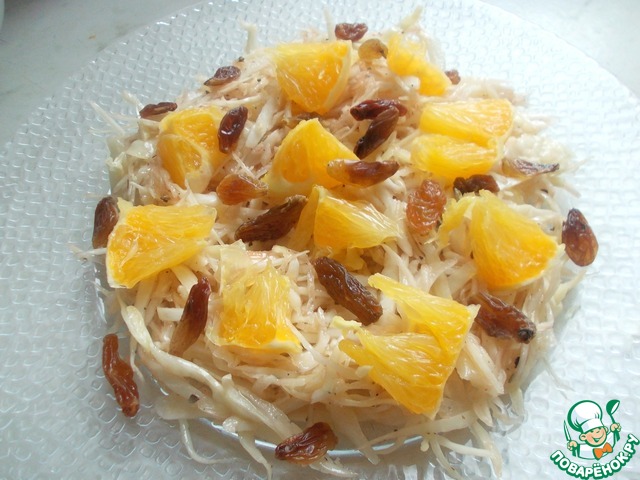 Cabbage salad with raisins and orange