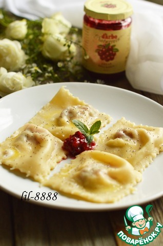 Ravioli with cream cheese and cranberry sauce