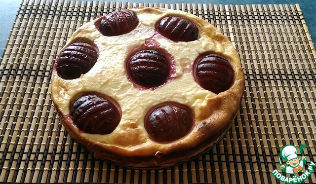 Cottage cheese-plum pie