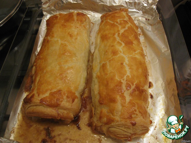 Rolls of puff pastry with minced meat