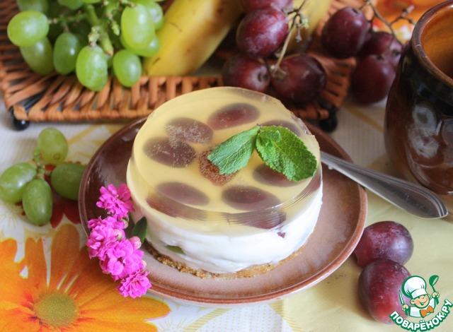 Cheesecake with grapes