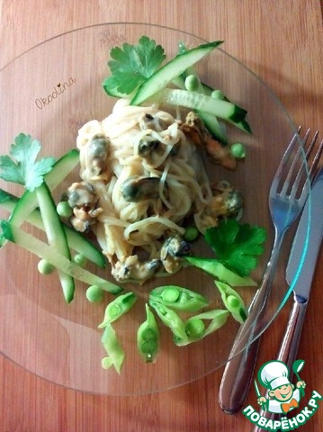 Salad with mussels and rice noodles