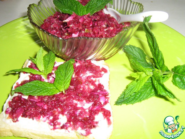 Тосты со сладкими лепестками чайной розы и мятой