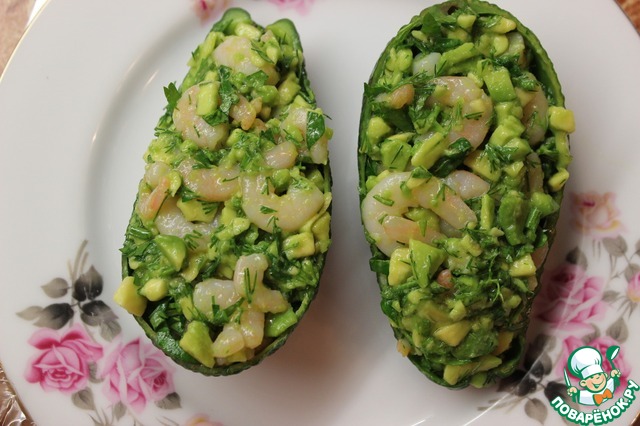 Salad of avocado with prawns