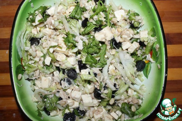 Salad with chicken, grapes and feta