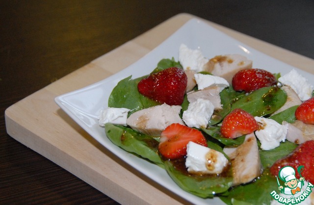 Turkey salad with goat cheese and strawberries