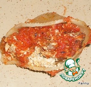 Stuffed shells with tomato sauce