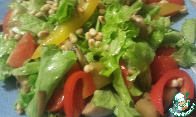 Warm salad with pine nuts