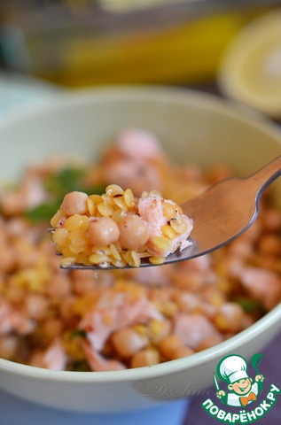 Salad with salmon, chickpeas and lentils