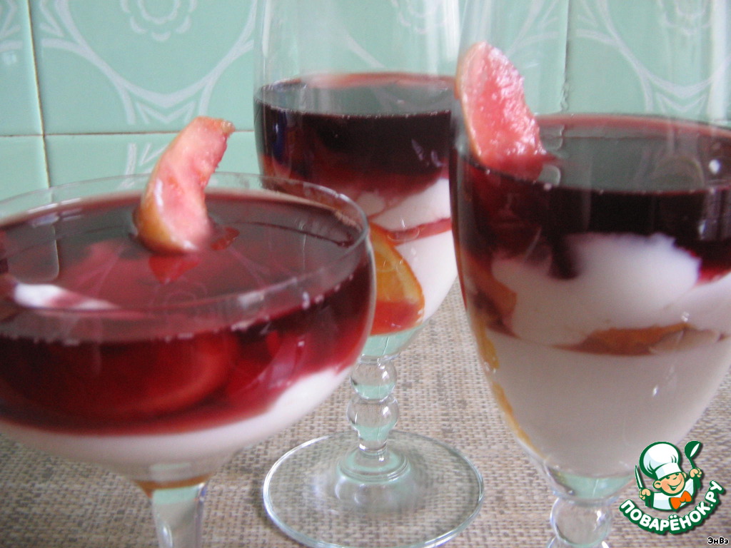 Curd dessert with fruit and wine