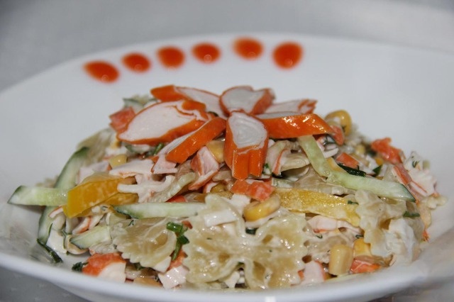 Салат с крабовыми палочками и фарфале