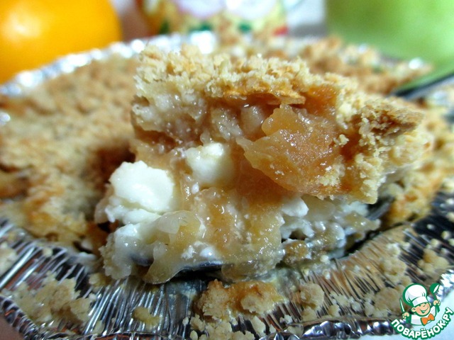 Apple-cheese dessert with oat crumb