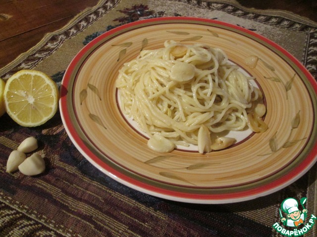 Pasta with garlic and lemon