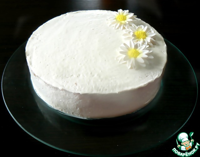 Cake with whipped cream and pineapple