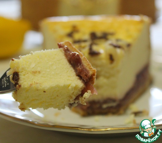 The cheesecake with apples and berries