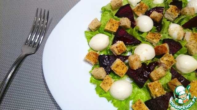 Chicken salad with beetroot and mozzarella