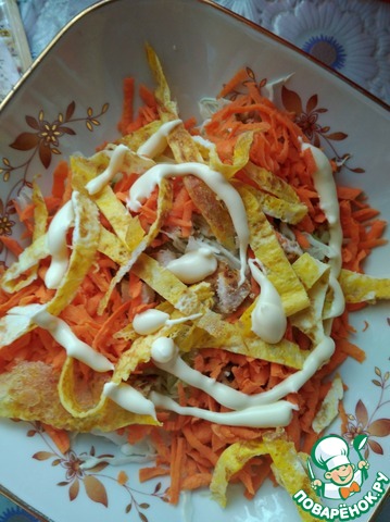 Salad with chicken, cabbage and scrambled eggs
