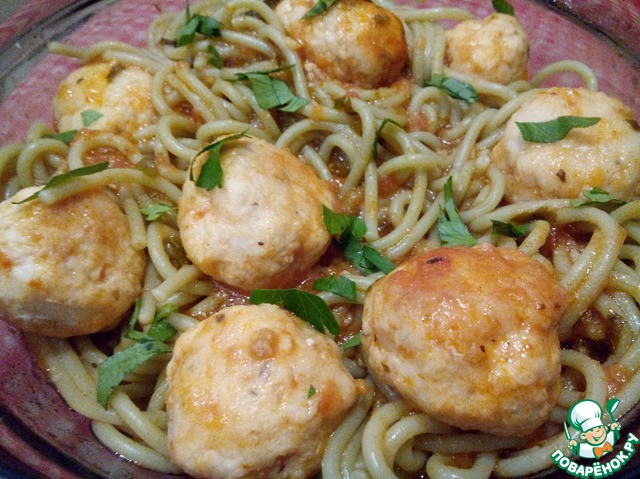 Spaghetti with meat balls in tomato sauce