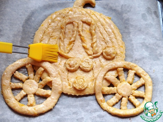 Curly pie with dried apricots and cinnamon 