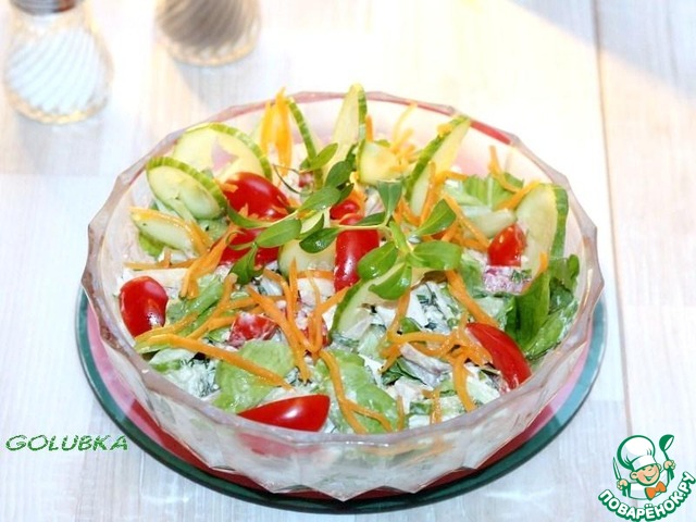 Motley salad with chicken and cheese
