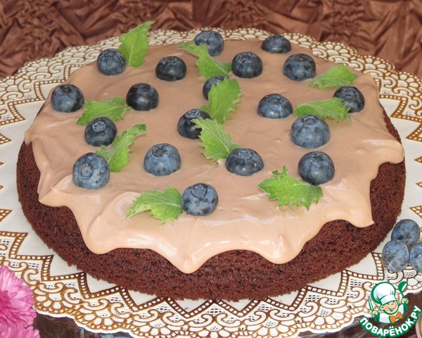 Chocolate cake with cream cheese and blueberries