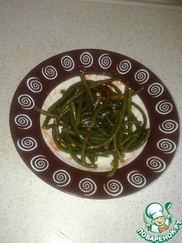 Salad with garlic arrows