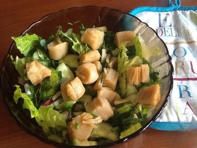 Fresh salad with marinated scallops