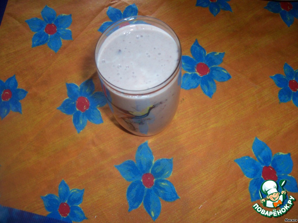Kefir drink with fruits