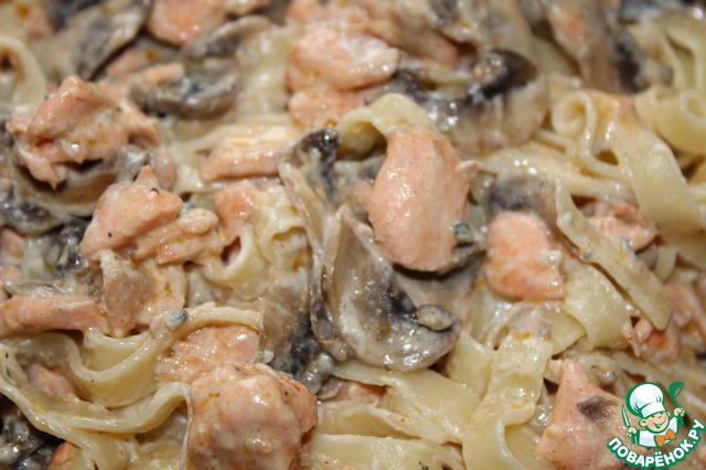 Tagliatelle with salmon in a sauce of blue cheese