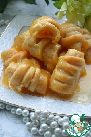 Puff with Mandarin oranges in caramel syrup