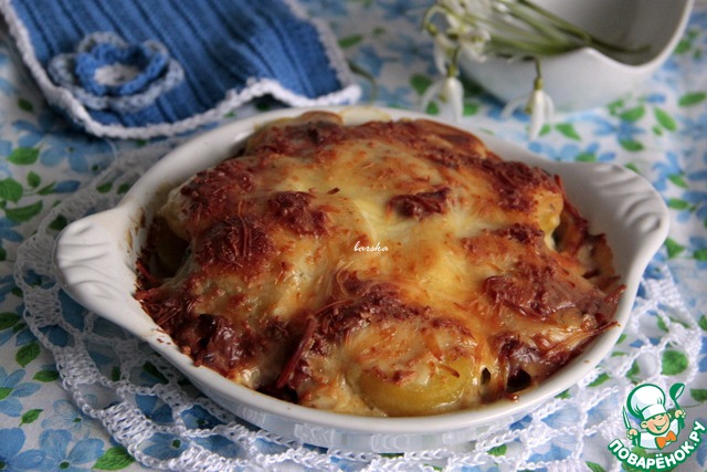 Gratin from potatoes and flounder with sauce of Gorgonzola