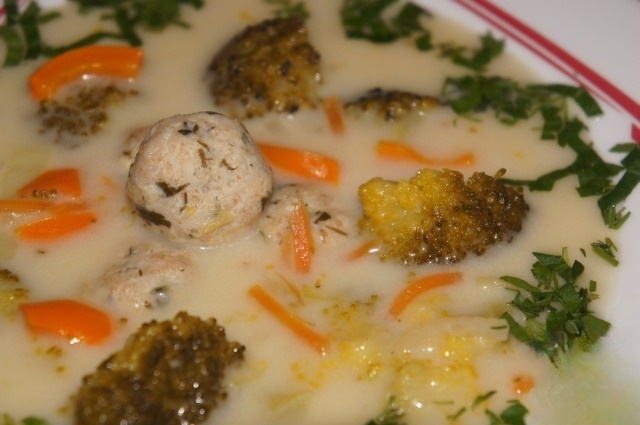 Cheese soup with broccoli and meatballs