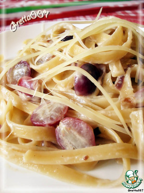 Pasta with cheese sauce and red grapes