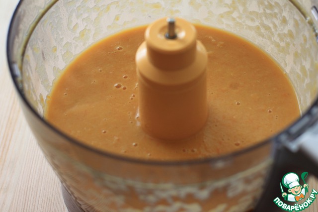 Pumpkin-carrot soup with apples and lentils