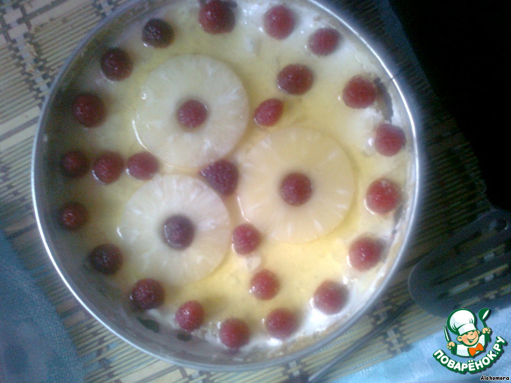 Sponge cake with pineapple and raspberries