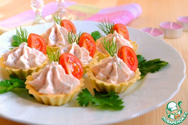 Tartlets with crab and cheese cream