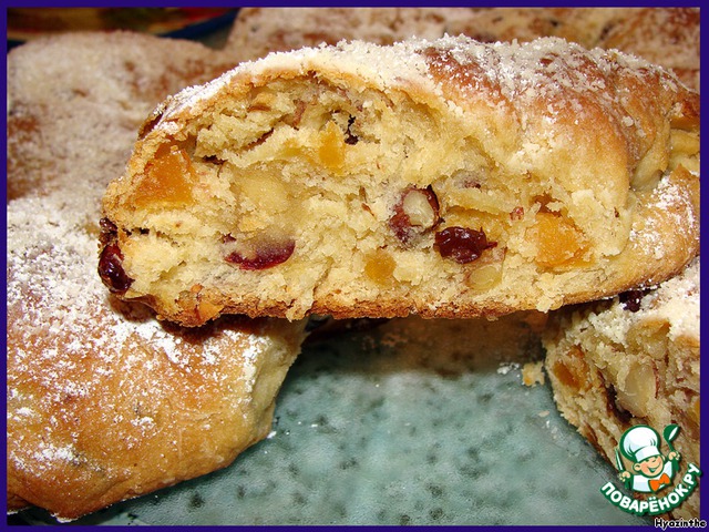 Fruit and marzipan cake 