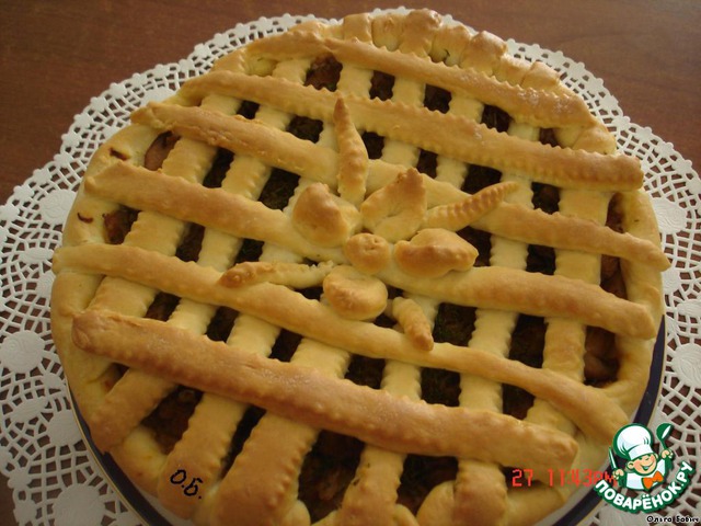 Pie with vegetables and mushrooms