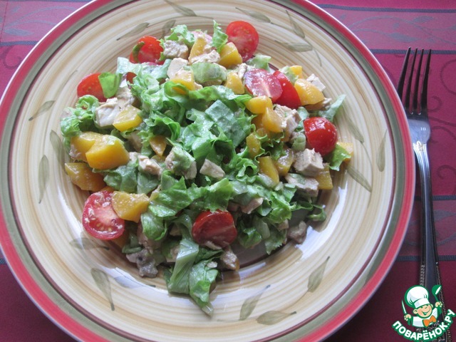 Salad with chicken and peaches