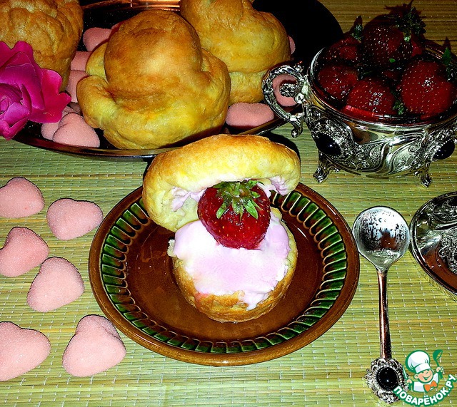 Профитроли с клубничным мороженым и клубникой