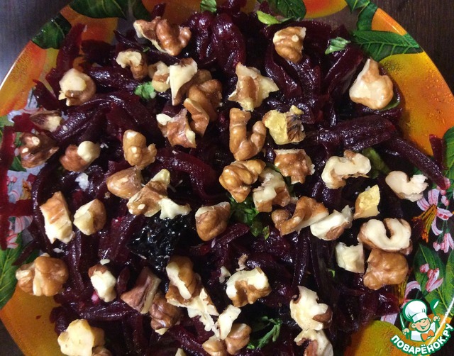 Meatless beet salad with prunes