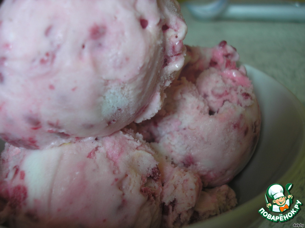 Ice cream with raspberries and meringues
