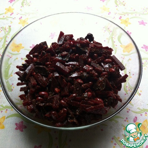 Salad with beets, beans and prunes