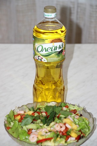 Salad with shrimp and mango