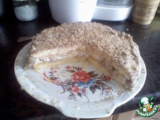 Sponge cake with apples and meringue