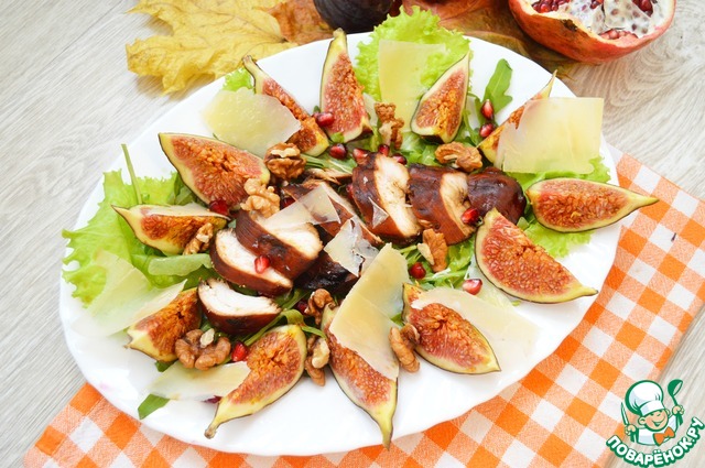 Salad with chicken and figs